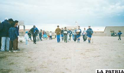 La vuelta olímpica del equipo de Mallcu en la cancha de Sevaruyo en 1995
