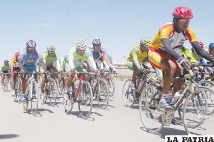 Ciclistas en plena competencia en la última etapa ayer domingo