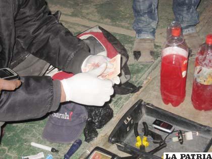 Objetos encontrados en el vehículo decomisado