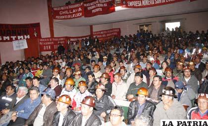 Mineros en el XXXI Congreso Nacional Ordinario (foto archivo)