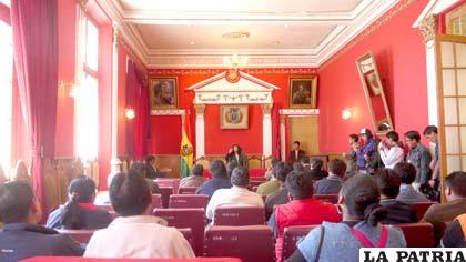 La alcaldesa municipal, Rossío Pimentel, reunida con representantes de las empresas