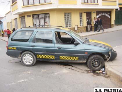 El taxi quedó contra la acera