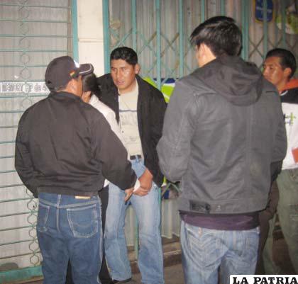 El agresor no soltó a su pareja, ni en presencia policial