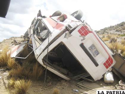 Vista del vehículo que estaba estacionado a un lado de la carretera
