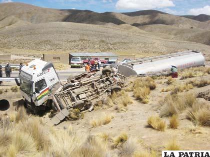 El minibús fue sacado de la carretera tras el impacto