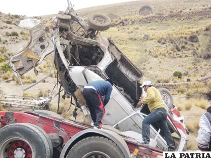 El motorizado liviano es subido por una grúa a un camión