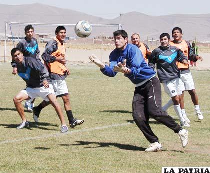 Jugadores de San José en el entrenamiento de ayer