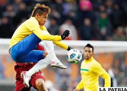 Neymar figura de la selección de Brasil