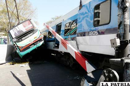 Un tren arrolló a un autobús en Buenos Aires
