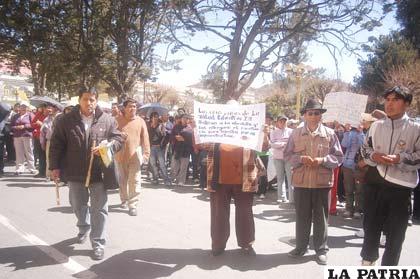 Padres de familia y profesores protestan por el retraso en la entrega de la nueva infraestructura de la Unidad Educativa Ildefonso Murguía