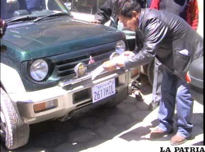 Autoridades municipales de Challapata entregaron las primeras placas de autos nacionalizados