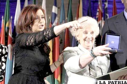La presidenta Cristina Fernández acompaña a Estela Carlotto que recibe el galardón de la Unesco