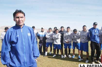 Marcos Ferrufino, junto a los jugadores del primer plantel de San José