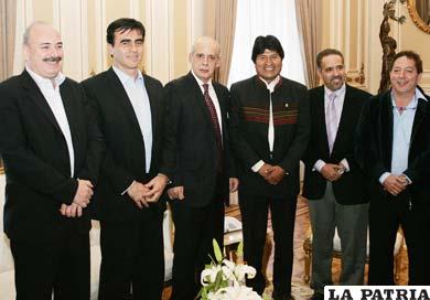 Dirigentes del fútbol boliviano junto al presidente Evo Morales
