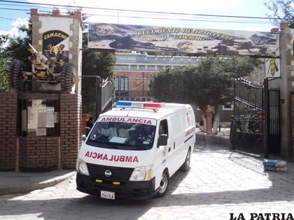 La ambulancia que transportó al Tte. Rueda del Regimiento Camacho a la Clínica Virgen del Socavón