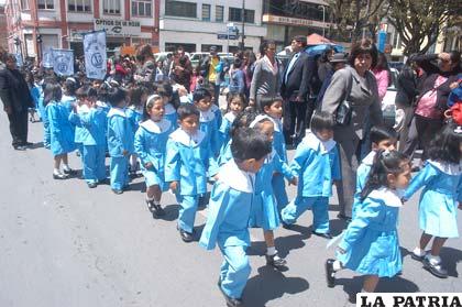 Niños del Zaconeta ayer en pleno desfile por la Plaza 10 de Febrero