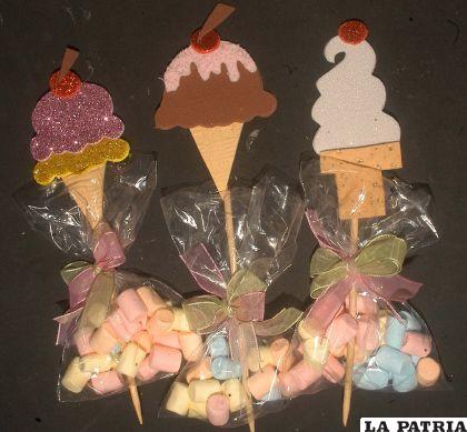 PASO 7
Colocar la manualidad en las bolsitas de dulces y decorar con la cinta organza Nº 5.