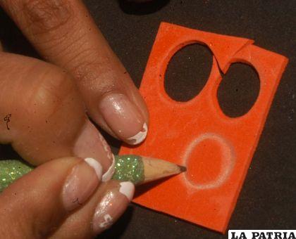 PASO 5
Con la goma Eva glitter rojo hacer las cerezas y pegar en la parte superior de los helados.