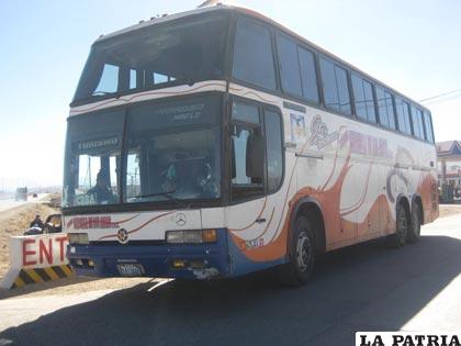 El bus que impactó contra la vagoneta