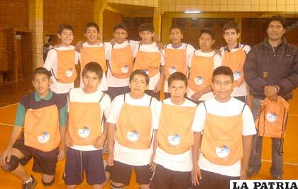 Integrantes de la selección de Oruro, junto al entrenador Alexis Vidal