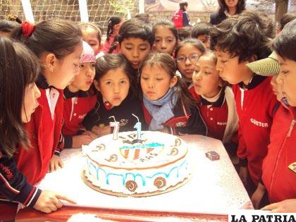 Niños del Anglo Americano, soplando su velita de sus 71 años de vida