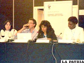 Mónica Aramayo de Bolivia presenta su ponencia