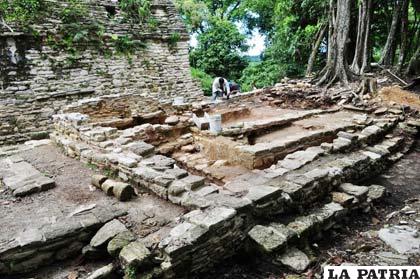 Sus esquinas están redondeadas, un rasgo muy antiguo de la arquitectura maya
