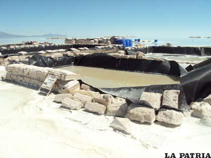 Maquinaria pesada impulsará explotación de litio en el salar de Uyuni