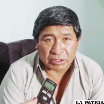 Jacinto Quispaya, Presidente de la ACFO, que presidió la asamblea