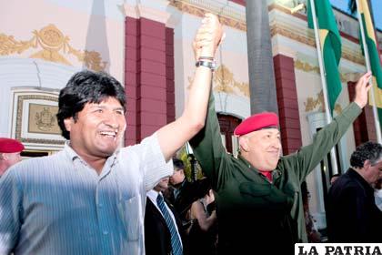 El presidente del Estado Plurinacional de Bolivia, Evo Morales Ayma junto a su homólogo de la República de Venezuela, Hugo Chávez Frías