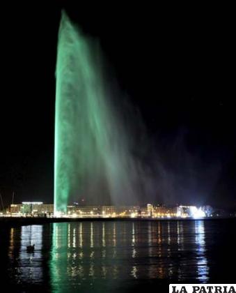 Imagen de archivo de la famosa fuente Jet d´eau de Ginebra (Suiza) iluminada de color verde