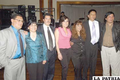 SENIOR CLASS ‘82 Y ‘83
(De izquierda a derecha) José Luis Auza, Teresa Gómez, Carlos Paz, Ivana Taylor, Martha Portal, José Antonio Rivera y Orlando Apaza.