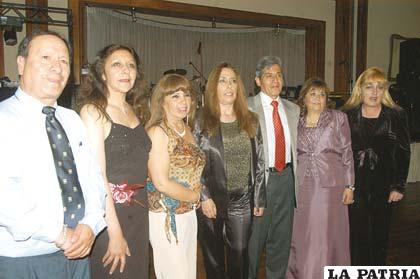 SENIOR CLASS ‘74
(De izquierda a derecha) Paul Dupleich, Laura Flores, Cira Murillo, Beatriz Aguirre, Oscar Niño de Guzmán, Shirley Ballón y Carmen Aguirre.