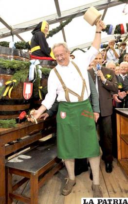 El alcalde de Múnich, Christian Ude, inaugura el primer barril de cerveza durante el 178º festival Oktoberfest, en Múnich (Alemania)