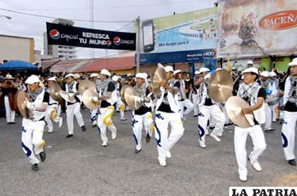 Banda de música del Colegio Sainz hizo vibrar la Avenida Cívica