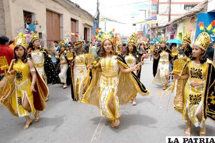 Detalles en los trajes de las incas, fueron realizados con material reciclado