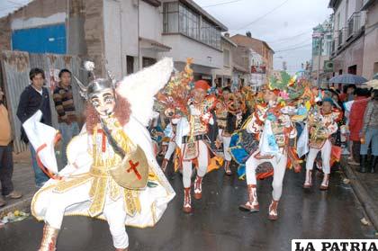 La máxima representación del Folklore orureño “La Diablada”, fue presentada por el Colegio Simón Bolívar