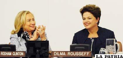 La secretaria de Estado de EE.UU., Hillary Clinton, aplaude a la presidenta de Brasil, Dilma Rousseff, en el encuentro de la ONU