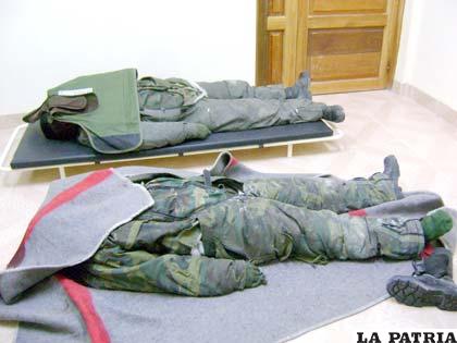 Los cuerpos de los soldados fallecidos