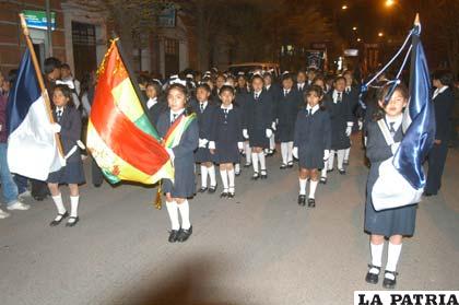 Estudiantes del nivel primario de la Unidad Educativa “Donato Vásquez”, ayer durante el desfile nocturno
