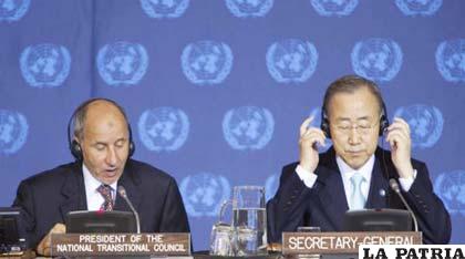 l líder del Consejo Nacional de Transición libio, Mustafá Abdul Jalil (i) y el secretario general de Naciones Unidas, Ban Ki-moon (d)