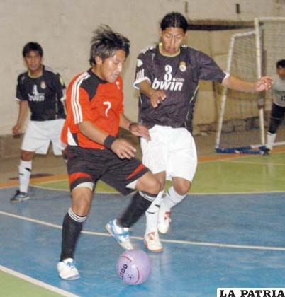 Huarachi (Miners) disputa el balón ante Sotillo (Morales)