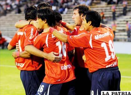 Jugadores de Independiente celebran la victoria