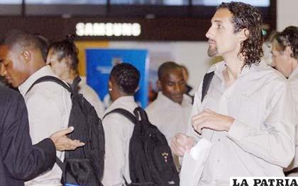 Hernán Barcos junto a sus compañeros antes de abordar el vuelo a Venezuela