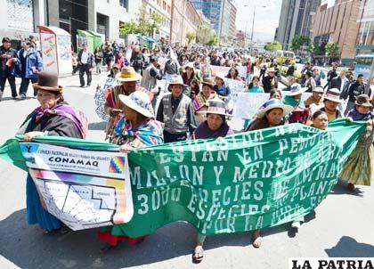Una marcha de apoyo a los indígenas del Tipnis salió de La Paz rumbo a Yucumo