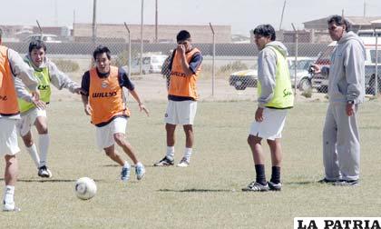 Marcos Ferrufino, observa el entrenamiento de sus dirigidos