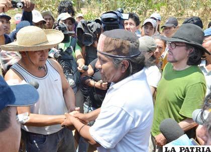Emotivo encuentro entre indígenas y ex masistas