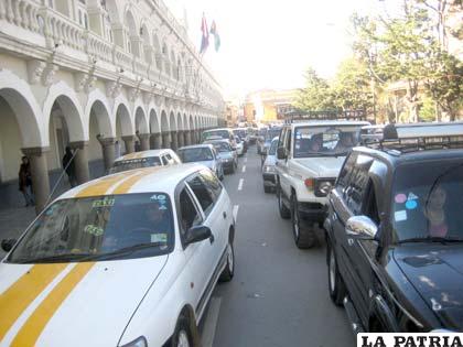 La cantidad de vehículos hace intransitables las calles de la ciudad