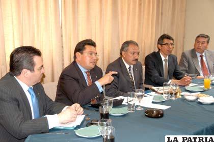 El presidente de la Confederación de Empresarios Privados de Bolivia (segundo izquierda), reunido ayer con este sector del departamento