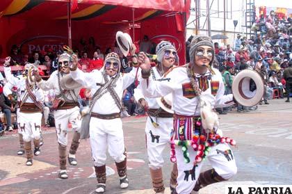 Danzarines de la Llamerada Socavón, que participan en el Carnaval de Oruro, por devoción a la Virgen del Socavón